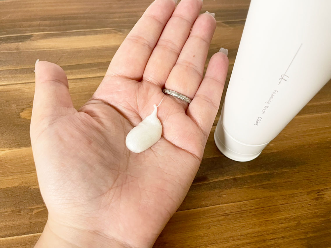 オルビスユードットウォッシュを手に出している画像