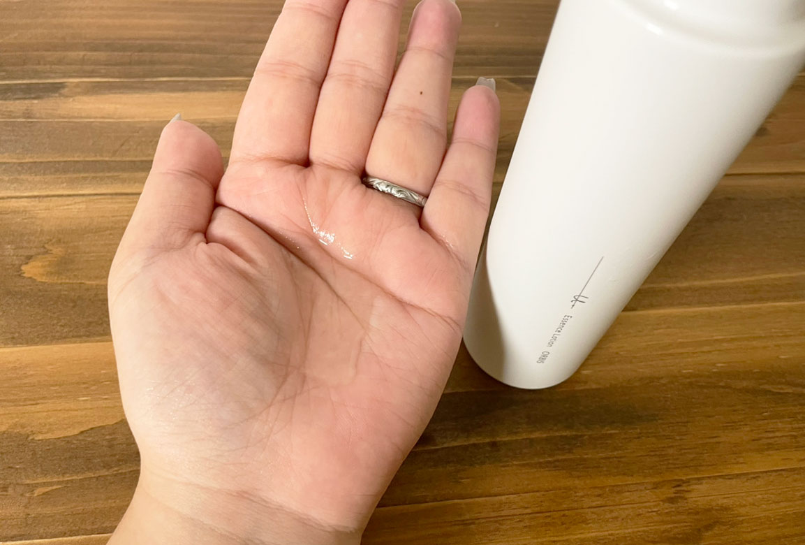 オルビスユードットローションを手のひらに出している画像