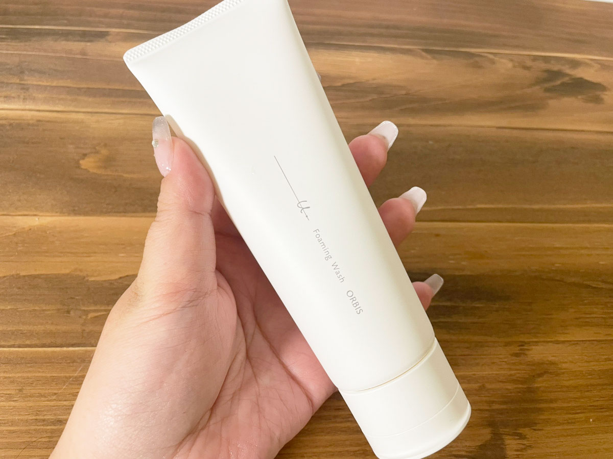 オルビスユードットウォッシュを手に持っている画像