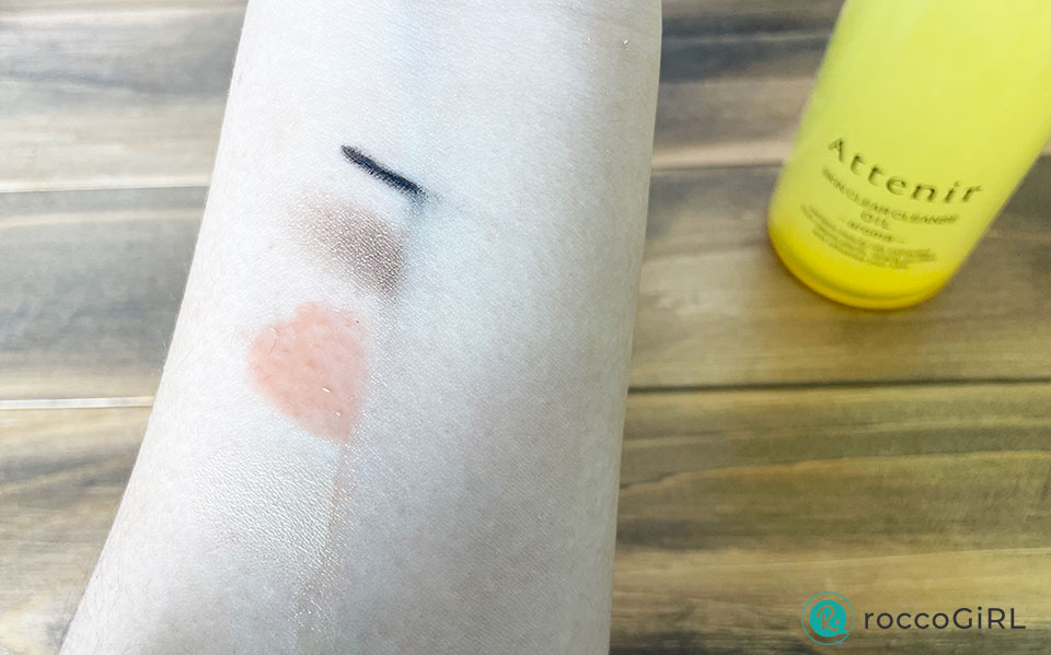 アテニアクレンジングを使ってメイクを落とした画像