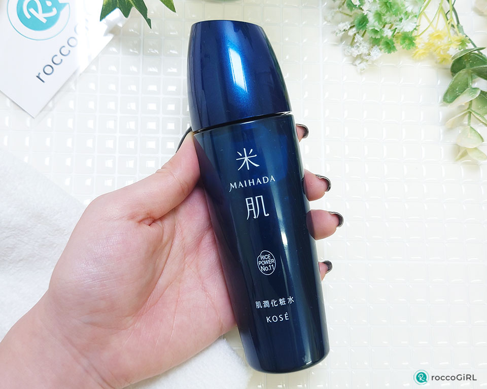 米肌肌潤化粧水持ってる写真