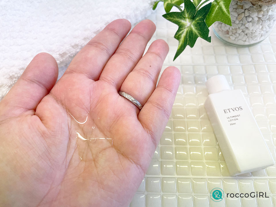 アルティモイストローションを手に出している画像