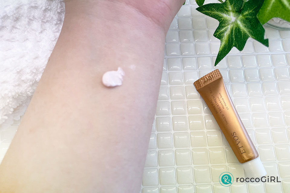 ミネラルインナートリートメントベースを手に出している画像