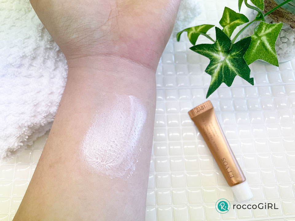 ミネラルインナートリートメントベースを手に伸ばしている画像