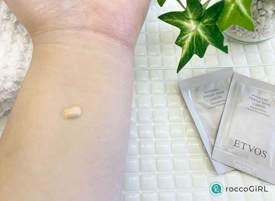 ミネラルフレッシュスキンリキッドを手に出している画像