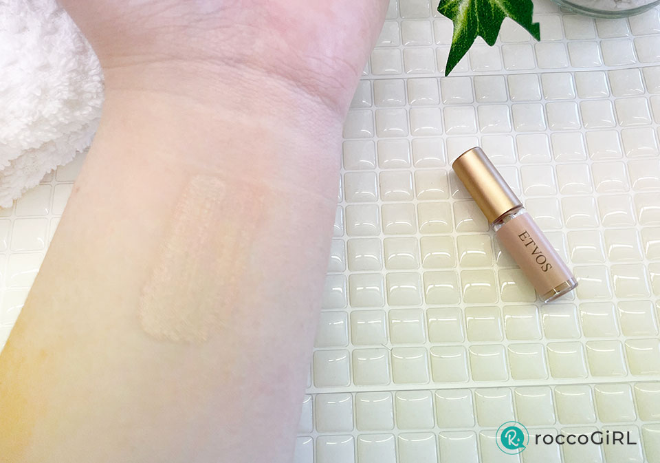 ミネラルインナートリートメントリキッドコンシーラーを手に広げている画像