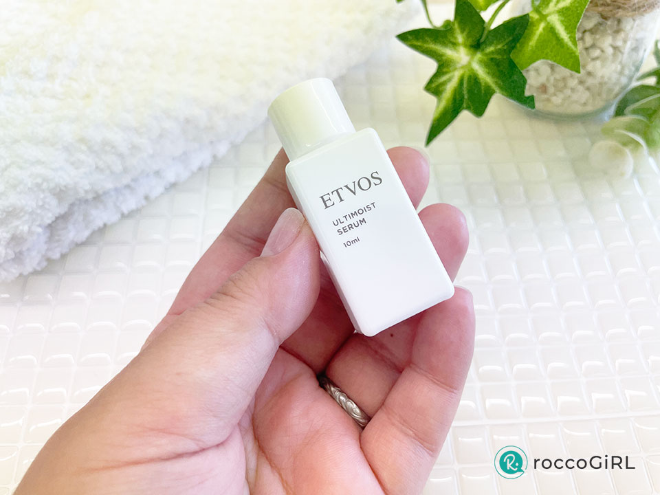 アルティモイストセラムを手に持っている画像