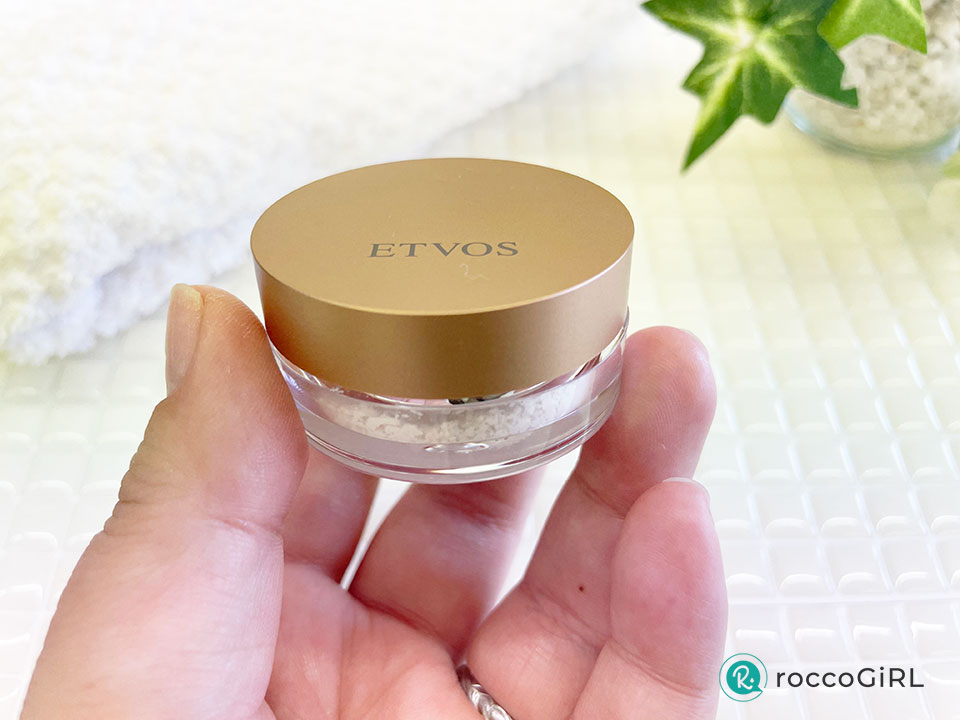 ミネラルリフレクティングスキンパウダーを手に持っている画像