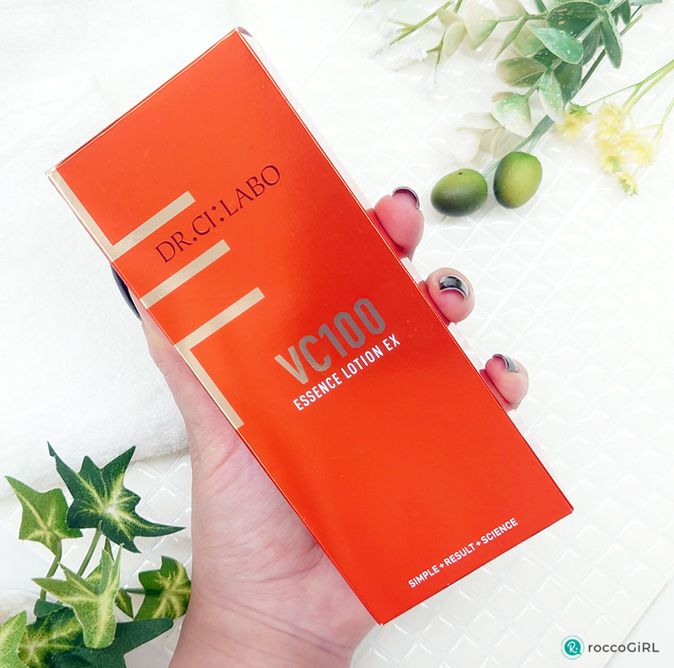 ドクターシーラボVC100エッセンスローション持ってる写真