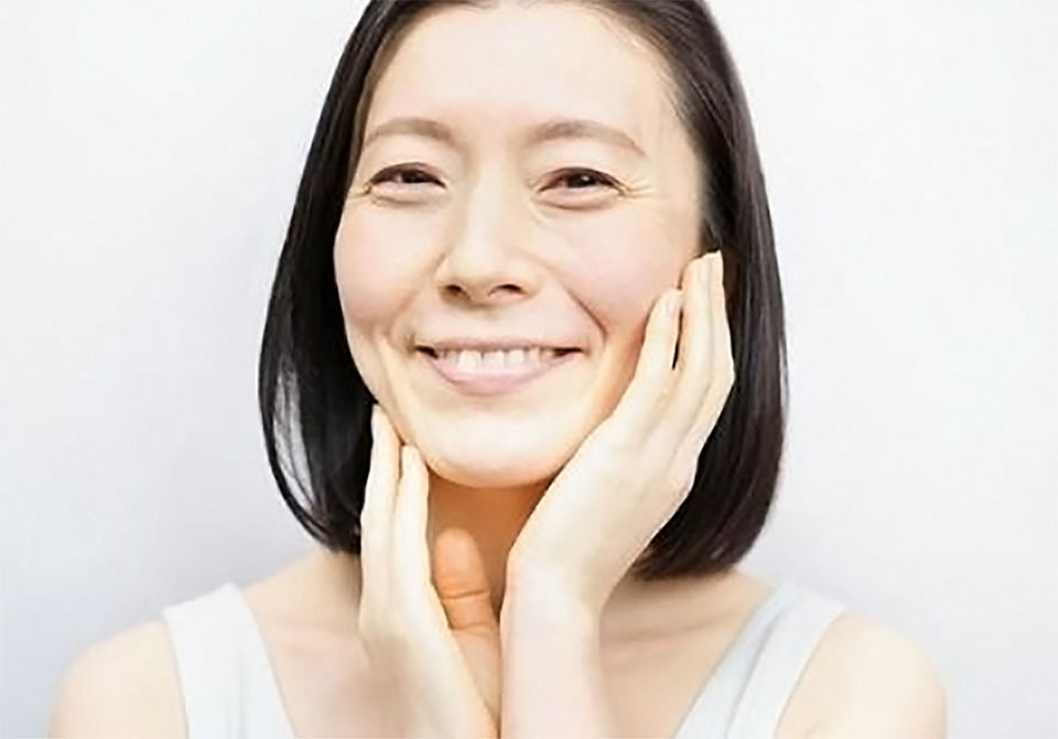 フェイスラインを押し上げマッサージをする女性の写真