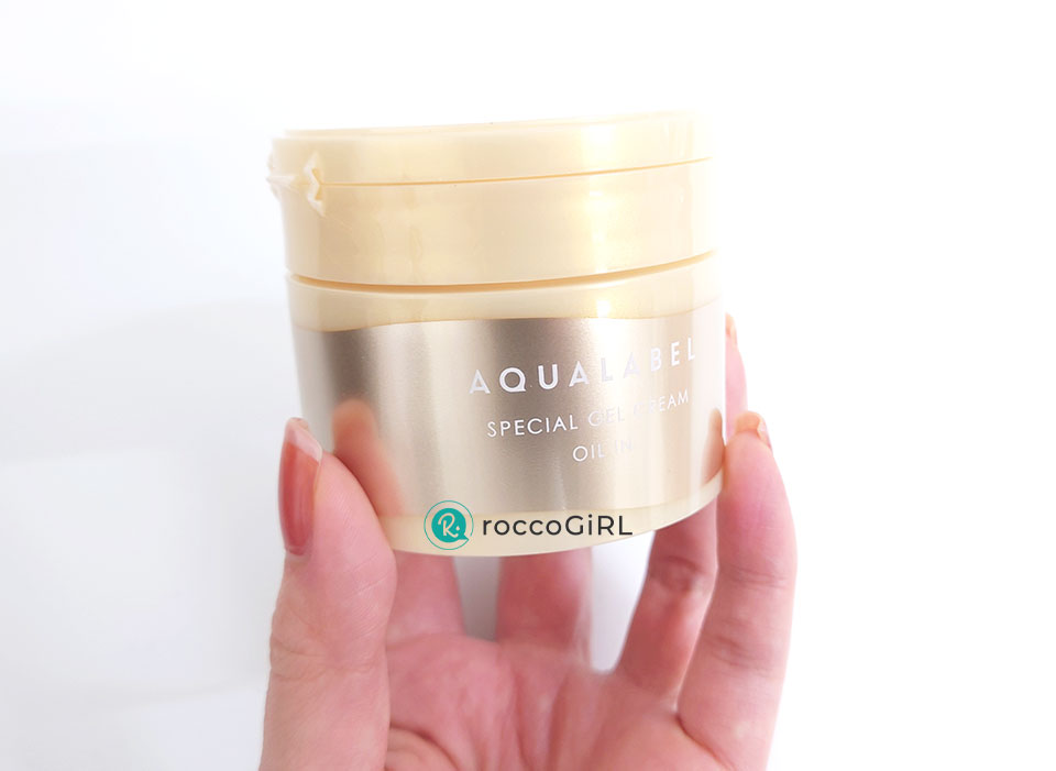 アクアレーベル黄色オールインワン持って撮った写真